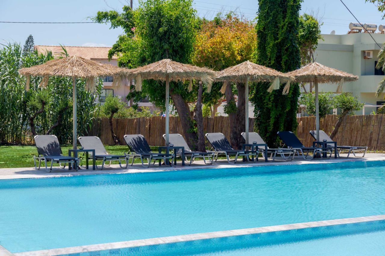 Zwembad bij het Naiades Crete op Kreta